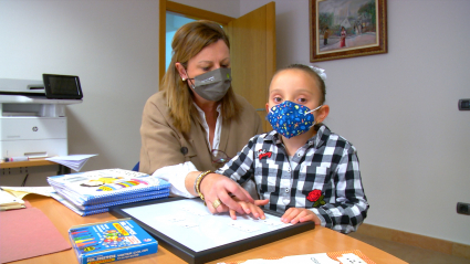 Niña ciega método braitico de la ONCE niño ciego discapacidad visual braille