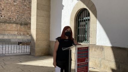 La concejala de Festejos, Fernanda Valdés, presentando ‘La feria de los peques’