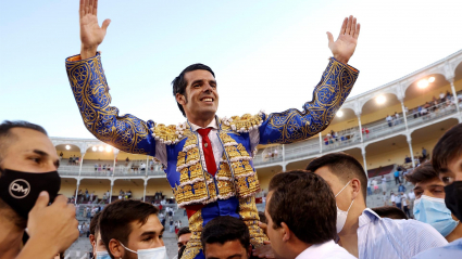 El diestro Emilio de Justo sale por la puerta grande a la finalización de la "Corrida de la cultura" celebrada en la madrileña plaza de toros de Las Ventas, en un mano a mano con Antonio Ferrera lidiando reses de Victoriano del Rio.