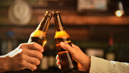 brindis con cerveza