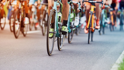Pelotón ciclista en carretera