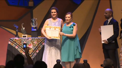 Esther Merino recibe premio en el festival de las minas de La Unión