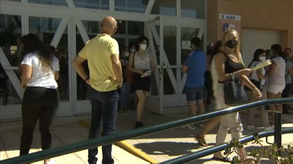 Opositores saliendo del examen en el campus universitario de Cáceres.