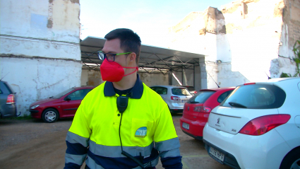 Joven con síndrome de Down trabajando en el parking de la Fundación Dolores Bas de Arús. Down Badajoz. Inserción laboral. Empleo discapacidad