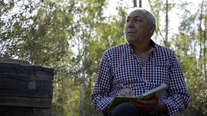 Pedro Carballo tomando nota de las cabañuelas