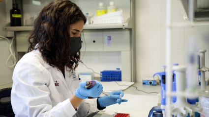 Una investigadora del Grupo Park en el laboratorio