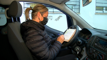 Conductora con discapacidad del transporte solidario de La Zarza