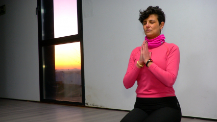 Nieves practicando yoga