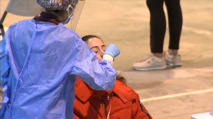 Una sanitaria realiza un test a una usuaria.