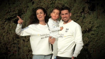 Luis posa con sus padres para la foto