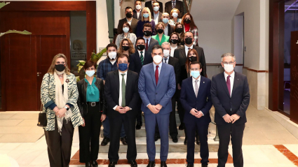 El presidente del Gobierno, Pedro Sánchez (3d), el presidente de la Junta de Extremadura, Guillermo Fernández Vara (3i), la ministra de Política Territorial y portavoz del Gobierno, Isabel Rodríguez (2i), el alcalde de Don Benito, José Luis Quintana (d) y de Villanueva de la Serena, Miguel Ángel Gallardo, acompañados por la corporación municipal de Don Benito, durante la visita del presidente a las localidades extremeñas.