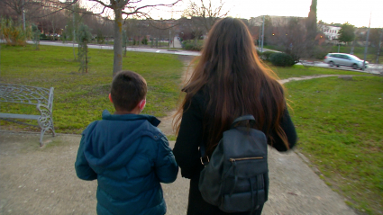 Vanesa con su hijo de paseo