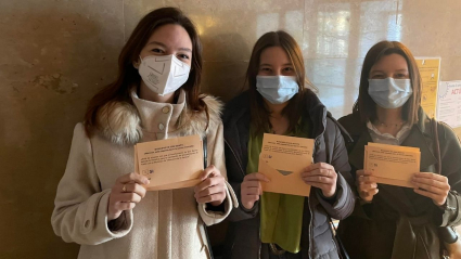 Jovenes votando Si