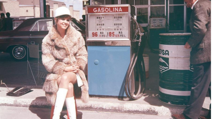 Marisol en una gasolinera