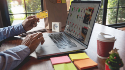 hombre comprando por internet
