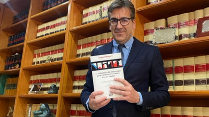 Marcial Herrero muestra su libro sobre comercio electrónico.