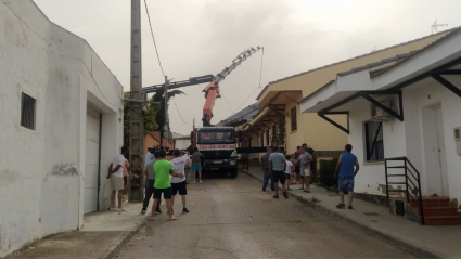 Los vecinos, atentos a las labores de retirada del techo desprendido