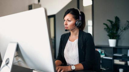 Una teleoperadora atiende una consulta.