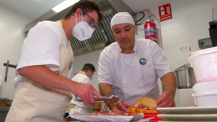 Persona con síndrome de Down, cruasán, repostería, empleo, cafetería, bar, hostelería