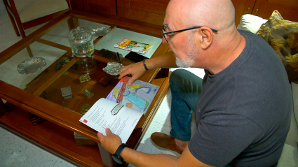 Persona afectada por un ictus leyendo un libro
