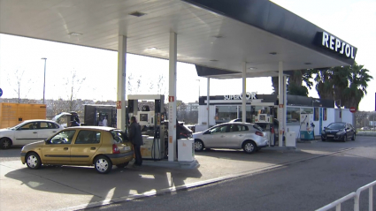 Varios coches repostando en una gasolinera de la región