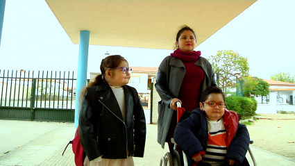Madre junto a sus dos hijos con piel de mariposa