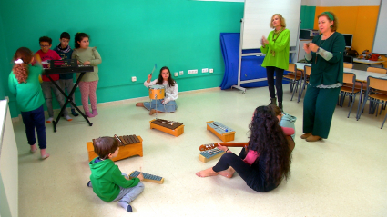 Asistimos a una sesión de musicoterapia orientada a mejorar las capacidades de los alumnos, con necesidades específicas de aprendizaje, de un colegio cacereño.
