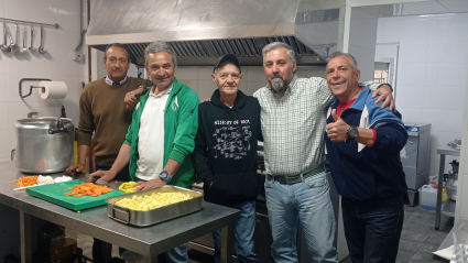 Cocina del Centro Padre Cristóbal de Mérida. Habitantes y técnico. En el centro de la imagen, Giovani Canazza