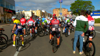 Acompañamos al paraciclista pacense Rubén Tanco en la prueba ciclista que lleva su nombre y en la que compiten corredores con y sin discapacidad. Badajoz