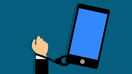 Mano encadenada a una pantalla