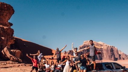 Grupo de jóvenes de viaje