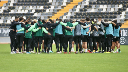 La plantilla del CD Badajoz hace piña antes del partido.