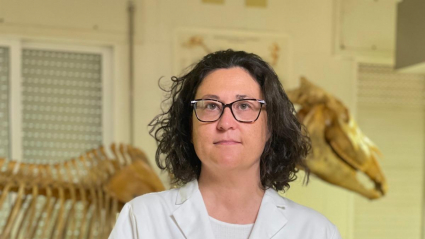 Investigadora María Martín con esqueleto de caballo