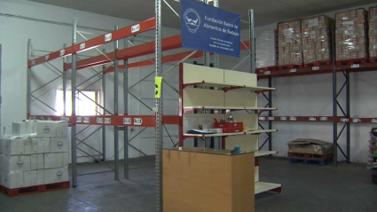 Interior del Banco de Alimentos de Badajoz con estanterías vacías