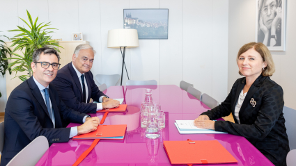 El ministro de Presidencia, Justicia y Relaciones con las Cortes, Félix Bolaños; el vicesecretario de Institucional del PP, Esteban González Pons, y la vicepresidenta de la Comisión Europea, Vera Jourová