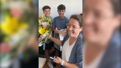 Los alumnos fingieron una pelea para que la profesora acudiera a la clase de este centro para poder así sorprenderle