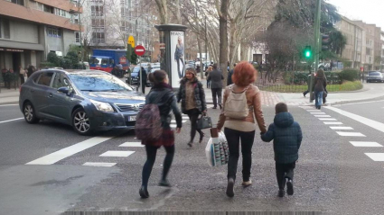 Personas pasando por paso peatones
