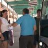 Viajeros subiendo a un autobús 