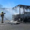 Un microbús que transportaba a un equipo de fútbol sale ardiendo en la A-66 a altura de Hinojal