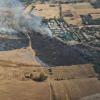 Efectivos del Plan Infoex trabajan en un incendio forestal en la zona de Las Vaguadas de Badajoz
