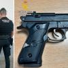 Una de las personas detenidas por la Guardia Civil y una de las armas utilizadas