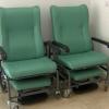 Sillones verdes dentro de una estancia de un hospital extremeño