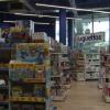 Estanterías de juguetes en una tienda