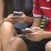 Adolescentes utilizando teléfonos móviles