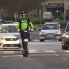 Persona cirulando con un patinete eléctrico por la ciudad