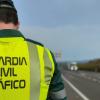 Agente de la Guardia Civil de Tráfico en una carretera