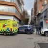 Cordón policial en la Diputación de Badajoz, tras ser desalojado al recibir un paquete sospechoso
