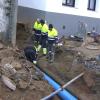 Operarios trabajando para reparar la avería que ha dejado sin agua durante varias horas al municipio de San Vicente de Alcántara