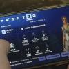 Persona jugando a Fortnite en un dispositivo móvil