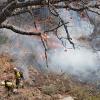 Bomberos trabajando en la extinción del incendio forestal de Losar de la Vera